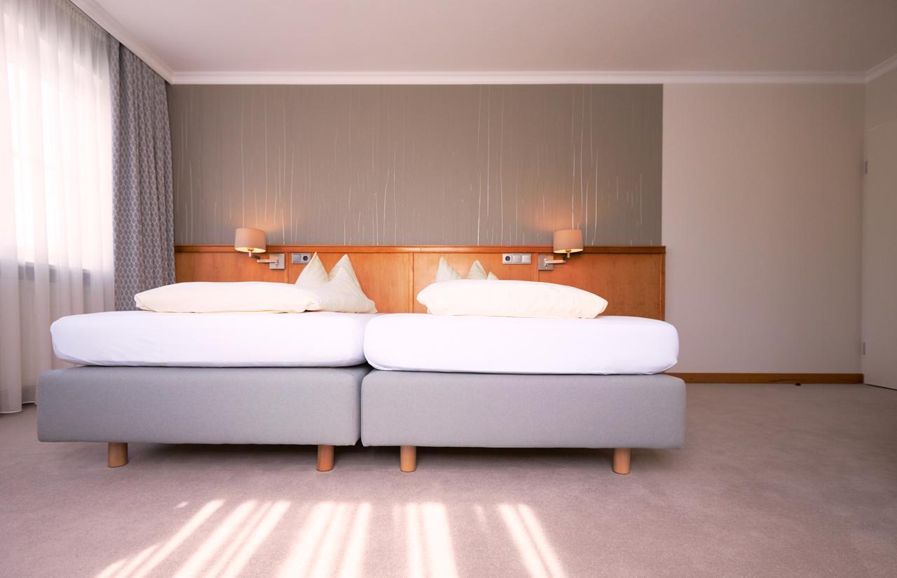 Hotel Alter Wirt Hallbergmoos Bagian luar foto