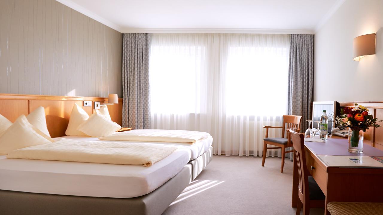 Hotel Alter Wirt Hallbergmoos Bagian luar foto