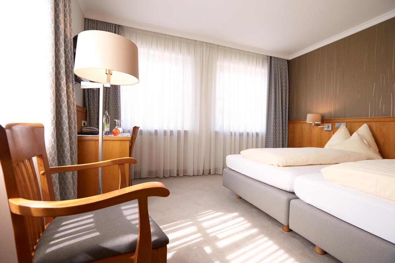 Hotel Alter Wirt Hallbergmoos Bagian luar foto