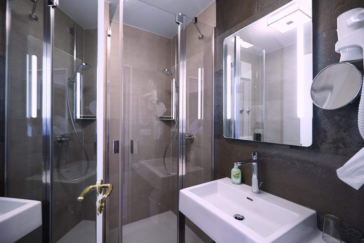 Hotel Alter Wirt Hallbergmoos Bagian luar foto