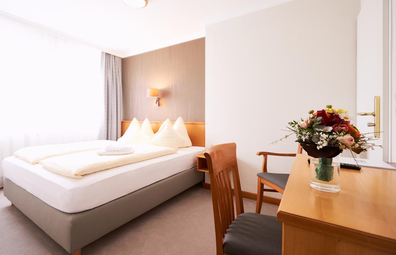 Hotel Alter Wirt Hallbergmoos Bagian luar foto