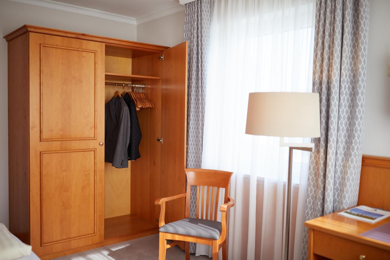 Hotel Alter Wirt Hallbergmoos Bagian luar foto